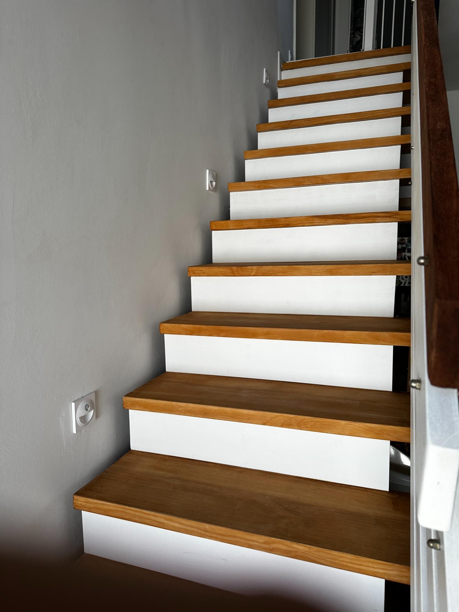 Massivholztreppe in Eiche mit weiß abgesetzten Setzstufen — Innenausbau.